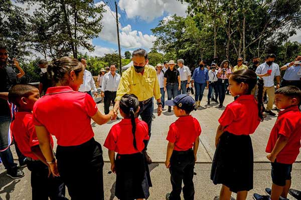 Gobierno entrega viviendas, sementales, puente y lleva electricidad a comunidades rurales en Herrera
