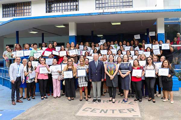 Maestras, asistentes y administradoras de CAIPI reciben certificados de diplomados