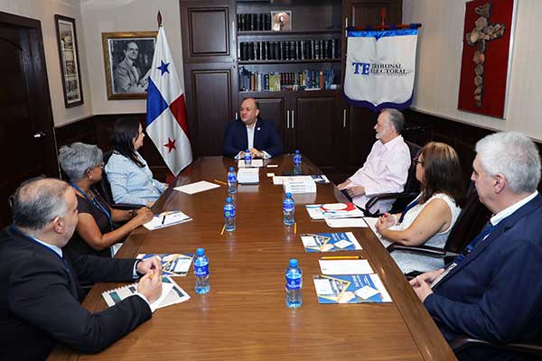 Magistrados se reúnen con observadores internacionales para elecciones del partido RM