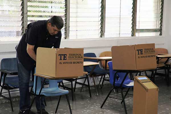 Miembros de CD acuden a las urnas para escoger sus candidatos en Primarias