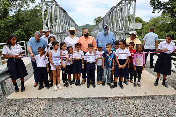 Presidente Cortizo entrega obras durante gira de trabajo en Los Santos