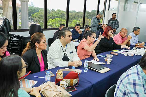 TE se reúne con precandidatos por libre postulación