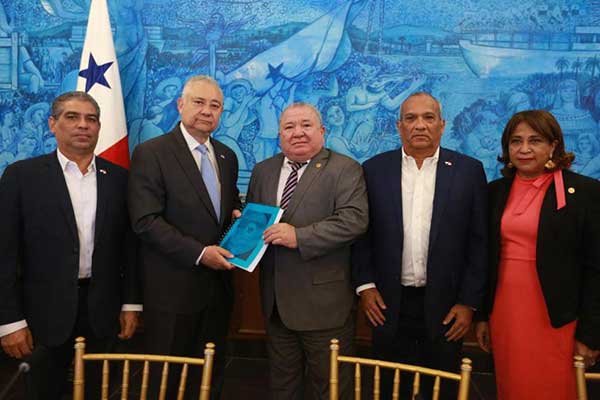 UTP entrega al gobierno informe diagnóstico sobre relleno sanitario de Cerro Patacón