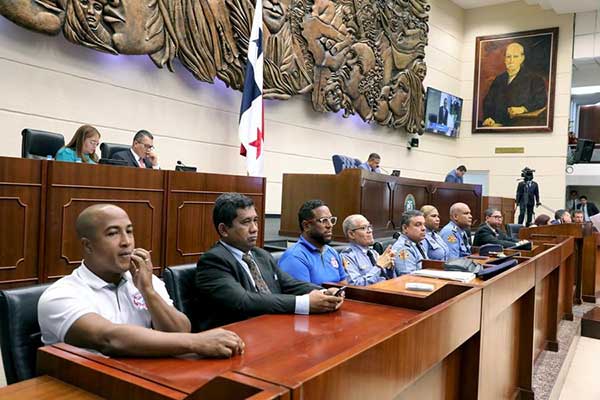 Asamblea aprueba cambios en legislación que rige a los ‘Camisas Rojas’