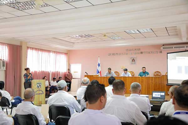 Carrizo Jaén recibe informe de la Junta Técnica de Los Santos sobre avances en obras