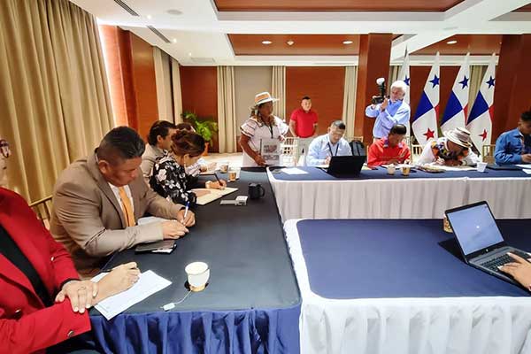 Comarca Ngâbe Buglé entrega a la Canciller Panameña Plan de Gobierno Tradicional