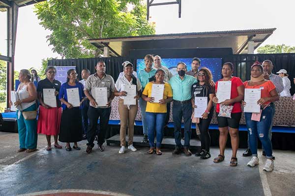 Cortizo entrega 200 títulos de propiedad y 34 viviendas a humildes familias en Colón
