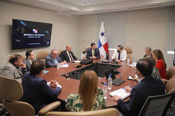 Cortizo recibe informe de abastecimiento de medicamentos en la CSS y el MINSA