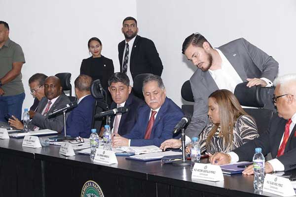 Discusión de proyecto que aprueba contrato minero en sesión permanente