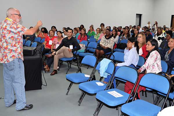 Escritores promueven la lectura con talleres y charlas