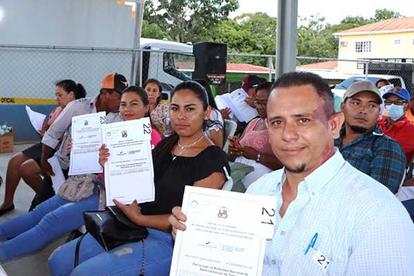 Familias con un legado de 80 años en sus tierras reciben sus títulos de propiedad