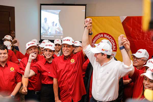 ‘Gallos’ sellan su respaldo a la candidatura presidencial de Gaby Carrizo