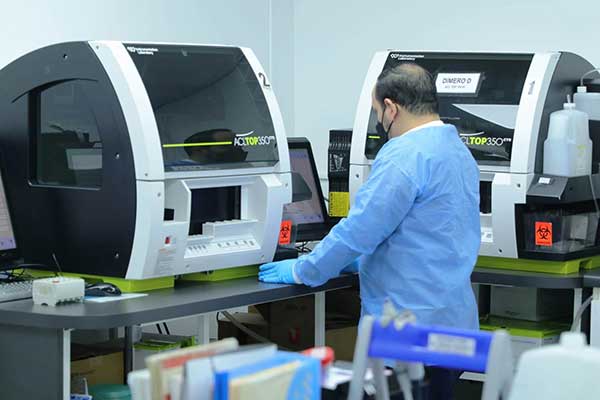 Laboratorio del Hospital Tomás está a un paso de lograr acreditación internacional