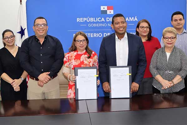 MEDUCA y AIG agilizan proceso para implementación de aplicación de notas