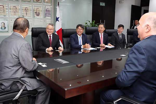 Panamá: banco estatal estrecha lazos de negocios con inversionistas coreanos