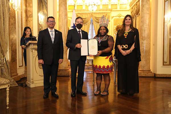 Presidente Cortizo condecora a distinguidos ciudadanos de los pueblos originarios