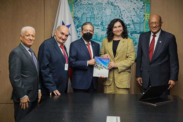 Cortizo recibe Estrategia Nacional de Desarrollo Regional de Panamá