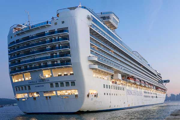 Emerald Princess atraca en la terminal de cruceros, tras inicio de temporada de cruceros 2023-2024