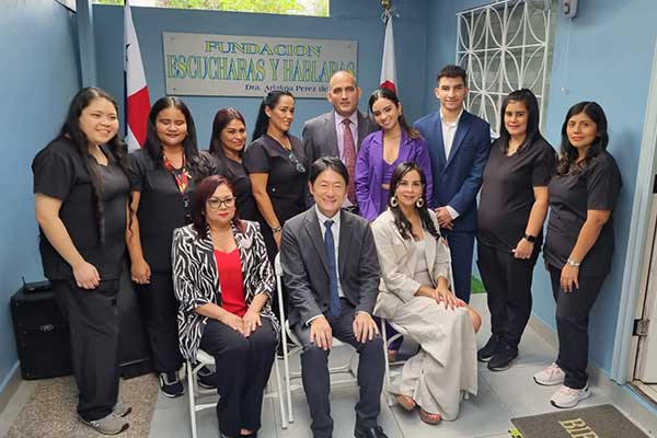 Fundación Escucharás y Hablarás recibe equipo tecnológico de la Embajada de Japón