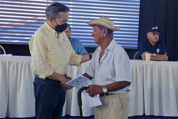 Gobierno entrega viviendas, títulos de propiedad y proyectos de descentralización en Herrera