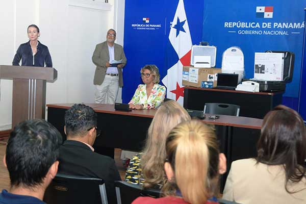 MINSA recibe donación de dispositivos médicos y tecnológicos