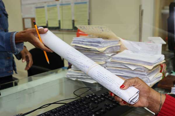 Avanza trámites de planos de anteproyectos de terrenos del BHN ocupados por familias desde más de 20 años
