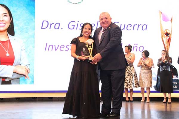 Dra. Gisselle Guerra recibe el Premio Cuásar en Gala de la UTP