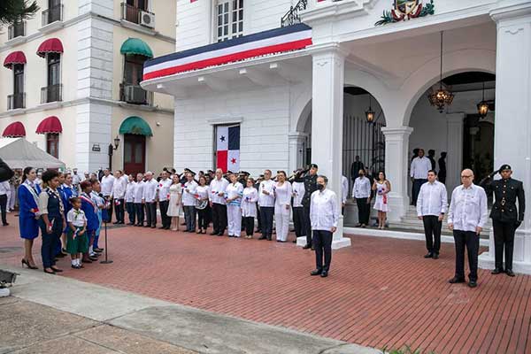 Gobierno rinde honores a los Símbolos Patrios en el Palacio Presidencial