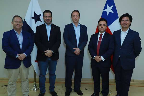 Expertos de Panamá y Chile realizan conversatorio técnico sobre manejo minero y planes de cierre