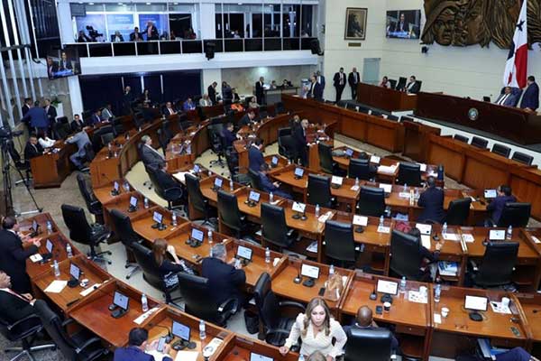 Parlamento panameño amplía discusión de iniciativa para compra de medicamentos
