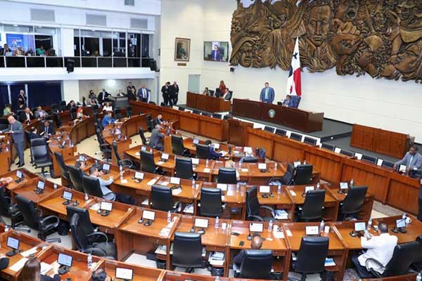 Parlamento panameño debatirá proyecto de ley de medicamentos la próxima semana