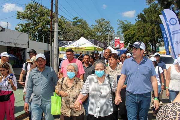 Torrijos promete apoyo a piñeros chorreranos para que incrementen sus exportaciones