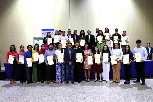 Estudiantes panameños reciben 204 becas de pregrado, maestrías y doctorados