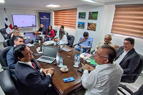 INEC presenta Censo Nacional Agropecuario ante autoridades del MIDA