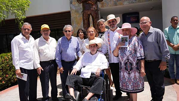 Presentan libro y develan estatua del “Cantor de la Patria”