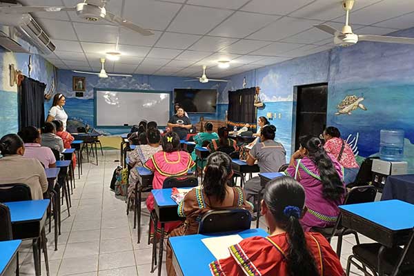 Administradoras de albergues maternos en la Comarca Ngäbe Buglé se capacitan sobre VIH- SIDA