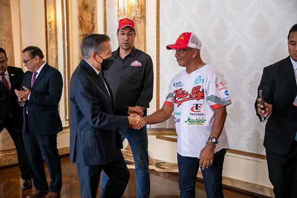 Cortizo recibe en palacio a los campeones del béisbol juvenil 2024
