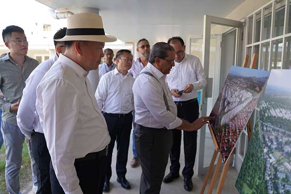 Ministro Paredes conversa con viceministro chino alternativa de viviendas con paneles solares