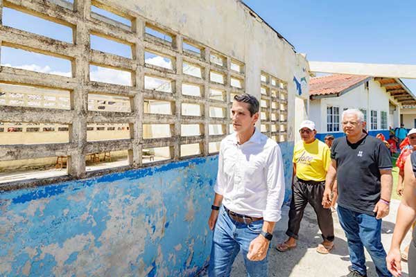 Nuevo Enfoque del Modelo Educativo para preparar a jóvenes para realidades del mercado laboral, propone Roux