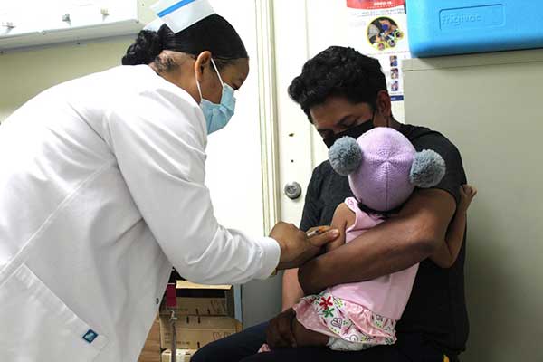 Autoridades de salud instan a padres de familia a vacunar a los niños contra el sarampión