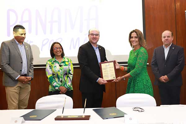 Cámara de Comercio recibe de la ATP manual de uso de la marca turística “Panamá, vive por más”