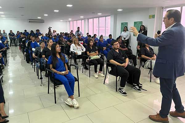 Martín propone que médicos hagan internado en hospitales privados certificados