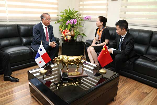 Ministro Valderrama da la bienvenida a Embajadora de China