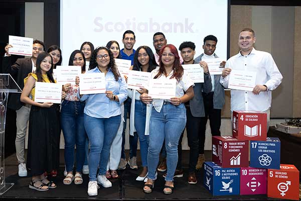 Otorgan becas a jóvenes con historias inspiradoras