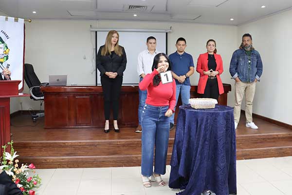 Realizan sorteo para participación en debate de vicepresidentes en la UP