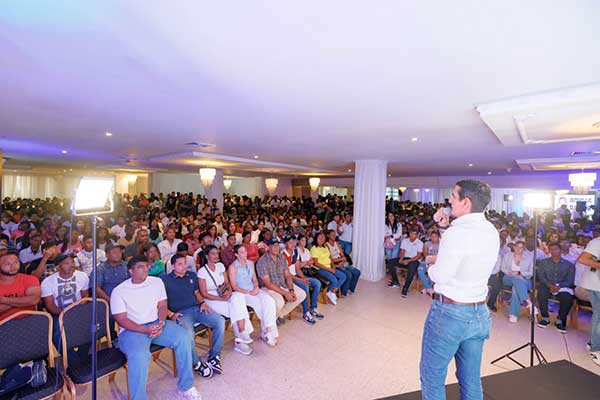 Roux reitera plan para generar empleos para la juventud e invertir B/. 600 millones en Colón