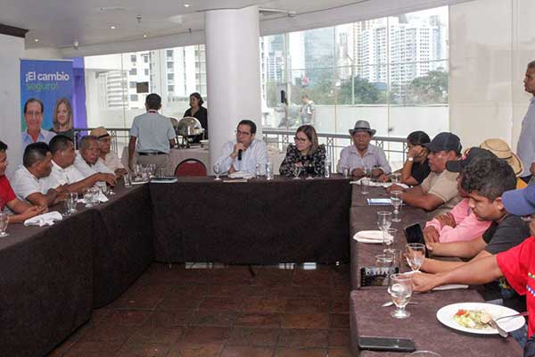 Torrijos promete a COONAPIP velar por derechos de los pueblos indígenas