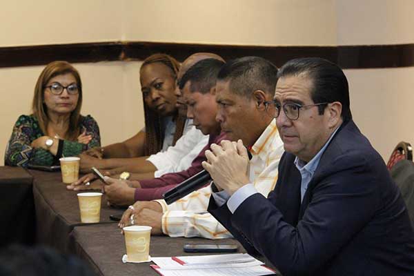 Torrijos se reúne con gremios de docentes del país