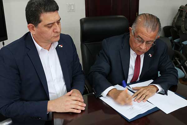 Valderrama firma Resolución que garantiza comercialización de 367 mil quintales de excedente de maíz nacional