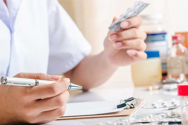 Aprueban reglamento de concurso para farmacéuticos al servicio del Estado